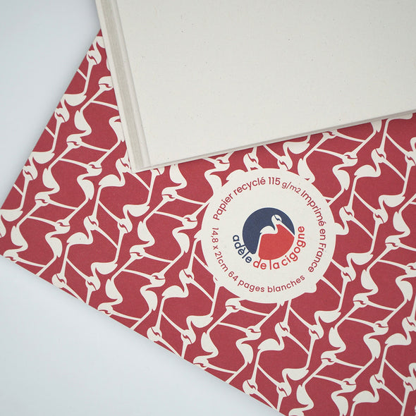 Un baluchon de dessin pour les enfants, pratique, ludique et fabriqué en France. Il est l'accessoire indispensable pour les enfants créatifs en mouvement. Un ensemble à transporter partout. Composé d'une trousse en coton et d'un protège carnet en coton imprimé Bulles | Blanc, D'un carnet, format A5 (14,8 x 21cm) : pour dessiner, 64 pages blanches en papier recyclé, de 115g/m2, Cigogne rouge.