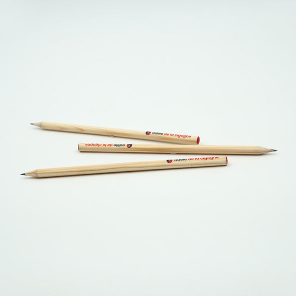 Trois crayons papier pour écrire ou dessiner, fabriqués en France. Mine HB, en bois de pin Sylvestre d'Auvergne.