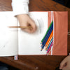 Un baluchon de dessin pour les enfants, pratique, ludique et fabriqué en France. Il est l'accessoire indispensable pour les enfants créatifs en mouvement. Un ensemble à transporter partout. Composé d'une trousse en coton et d'un protège carnet en coton imprimé Acrobates Blanc, D'un carnet, format A5 (14,8 x 21cm) : pour dessiner, 64 pages blanches en papier recyclé, de 115g/m2, Cigogne rouge.