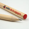 Trois crayons papier pour écrire ou dessiner, fabriqués en France. Mine HB, en bois de pin Sylvestre d'Auvergne.