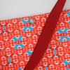 La musette créA5 est un petit sac, porté en bandoulière pour transporter ses carnets et tous autres objets. Un ensemble fabriqué en France : un sac musette (25x 20 cm) en polyester recyclé imprimé Aile rouge et un carnet de dessin A5 (14,8 x 21 cm), 64 pages blanches, de 115g/m2, imprimé en France en papier recyclé. 
