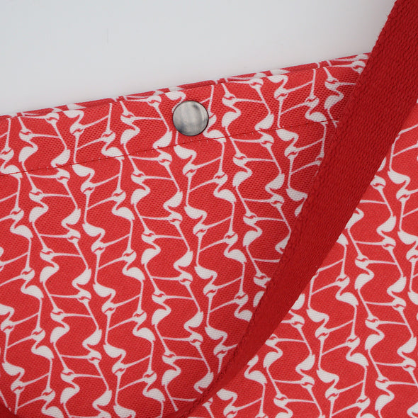 La musette créA4 est un sac, porté en bandoulière pour transporter ses carnets et tous autres objets. Un ensemble fabriqué en France : un sac musette (35x 28 cm) en polyester recyclé imprimé Cigogne rouge et un carnet A4 de dessin (21x29,7 cm), 48 pages blanches, de 115g/m2, imprimé en France en papier recyclé.